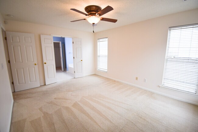 Foto del edificio - 104 Summit Ridge Cir