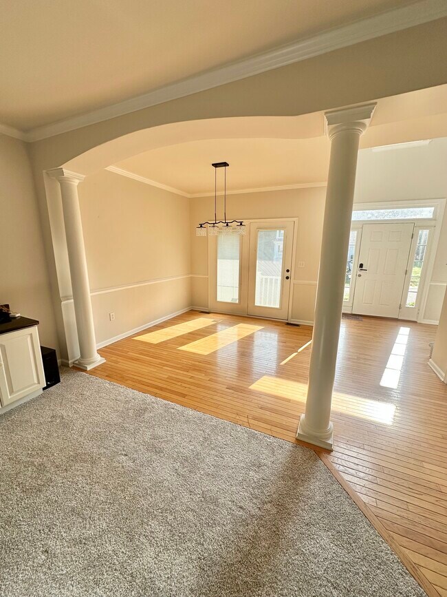 Building Photo - 10016 Carters Grove Rd