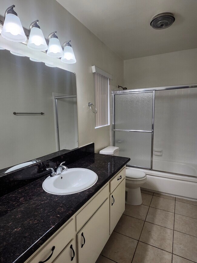 Baño - 6551 De Soto Ave