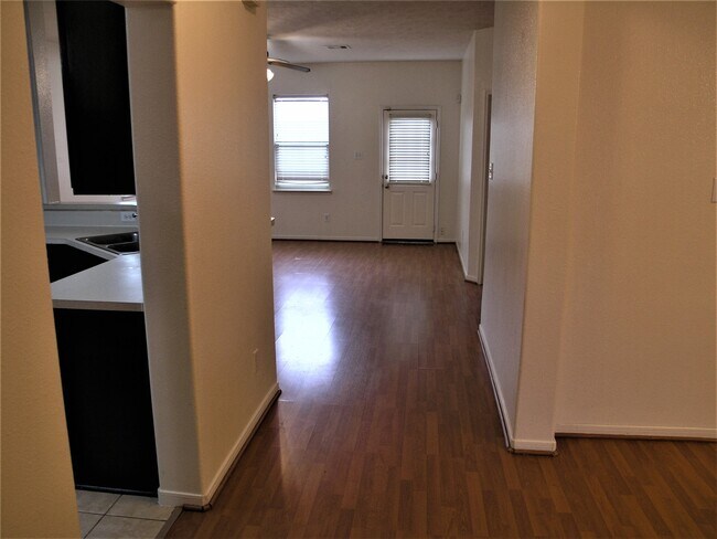 Foto del edificio - 2926 Meadowglen Crest