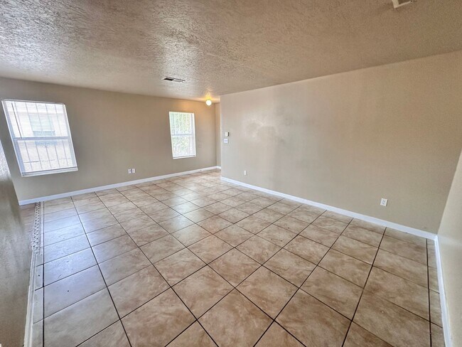 Foto del edificio - Coming Soon! 3 Bedroom 2 Bathroom with 2 Car Garage