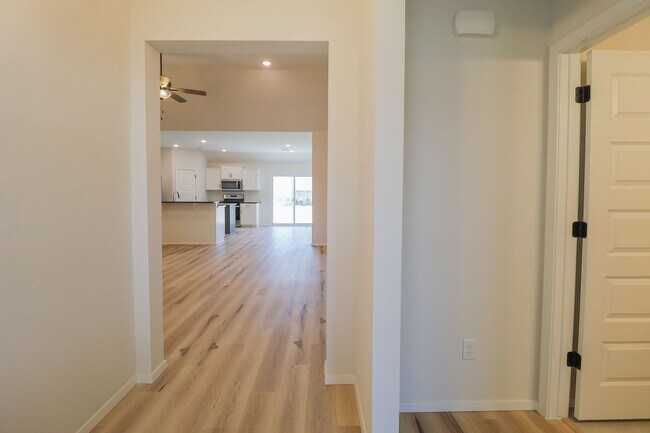 Foto del edificio - 4 Bed 3 Bath New Construction Simmons Home at Pine Valley Ranch - All Appliances Included!