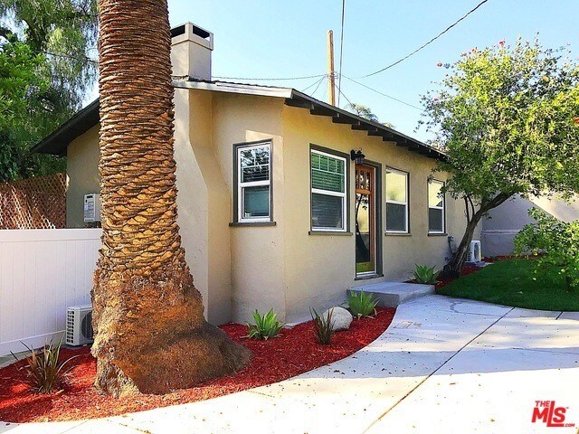 Building Photo - 390 E Altadena Dr