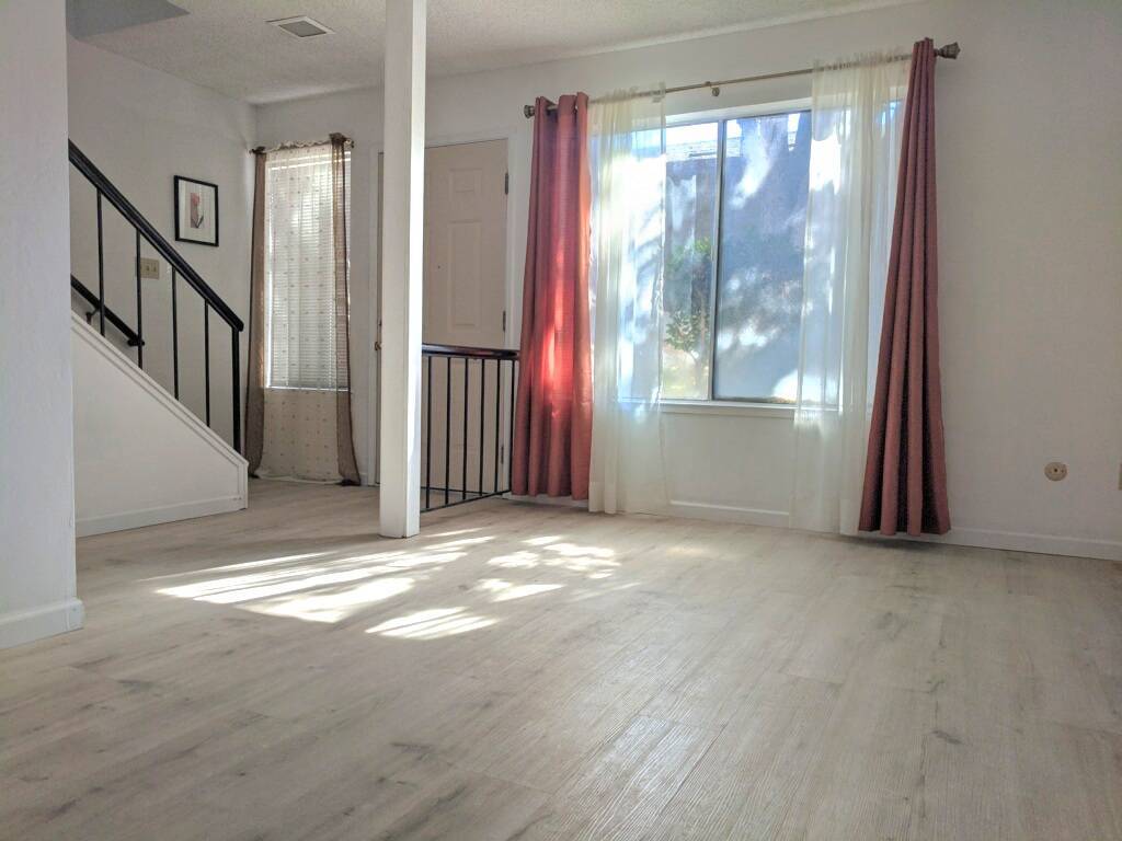 Primary Photo - 3600 Larchmont Square Ln