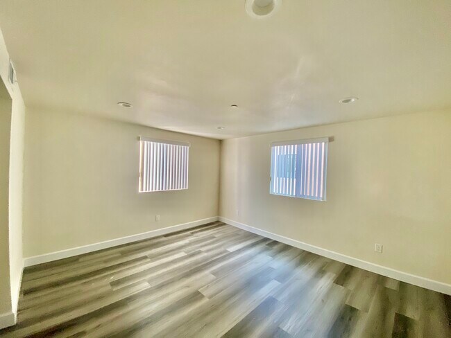 Amplias habitaciones con armarios grandes. - 3019 Raymond Ave