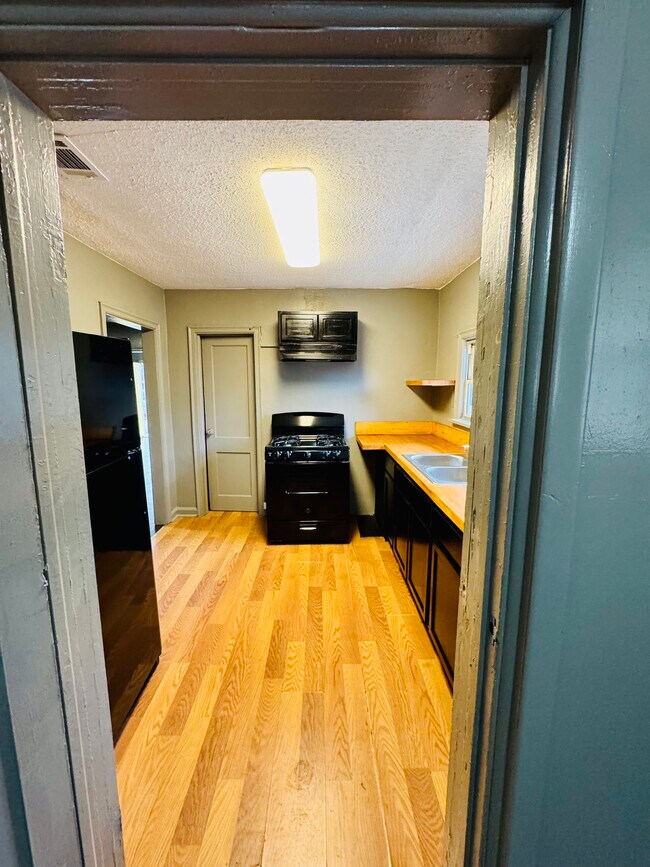 Building Photo - 1828 Mitchell St