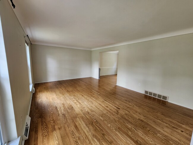 Building Photo - 720 Woodfield Dr
