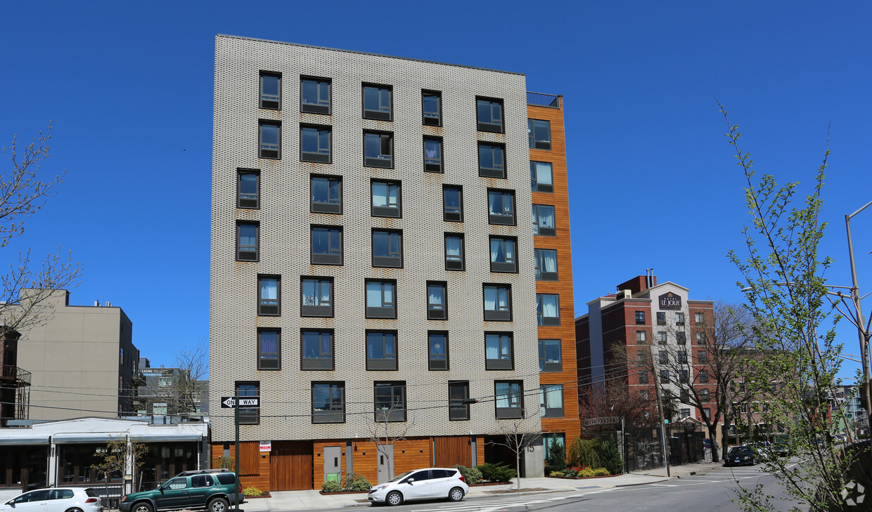 Building Photo - 11-15 Jackson St