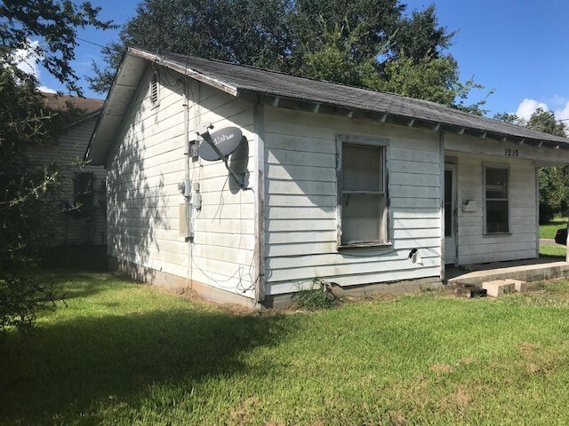Building Photo - 1210 Live Oak St