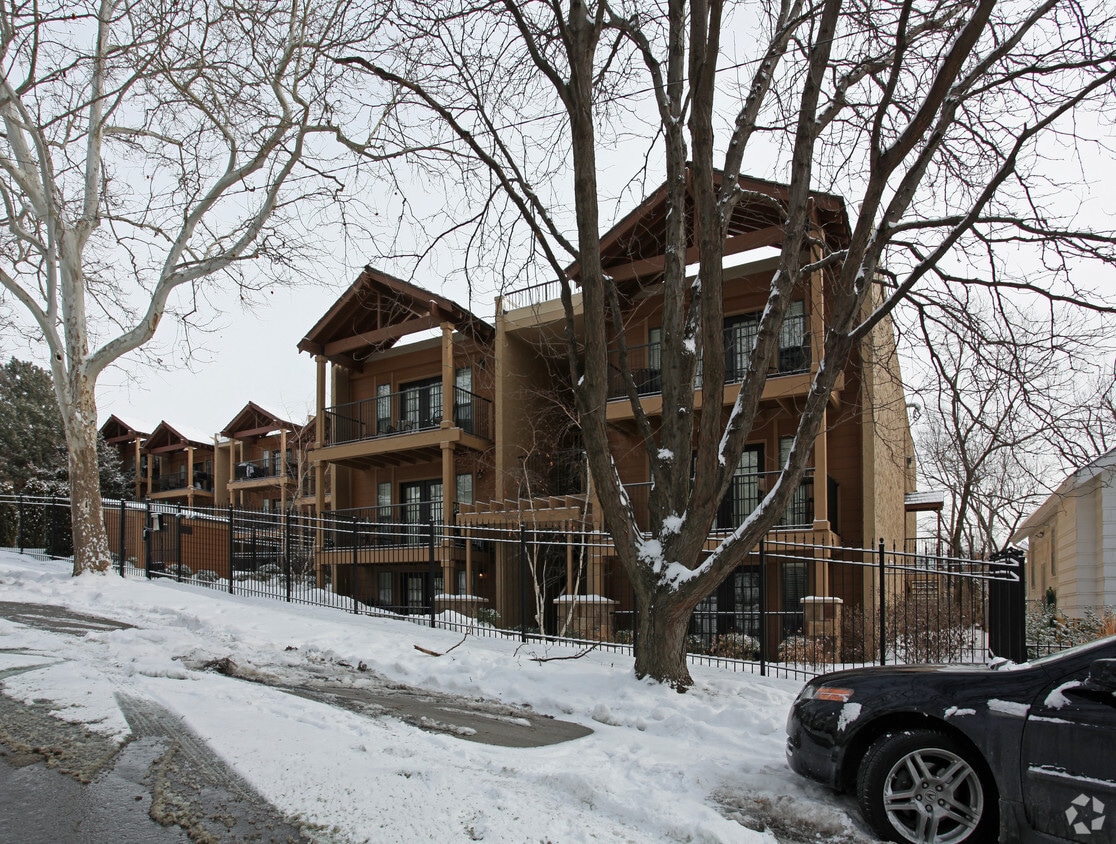 Foto del edificio - Plaza Hill Apartments