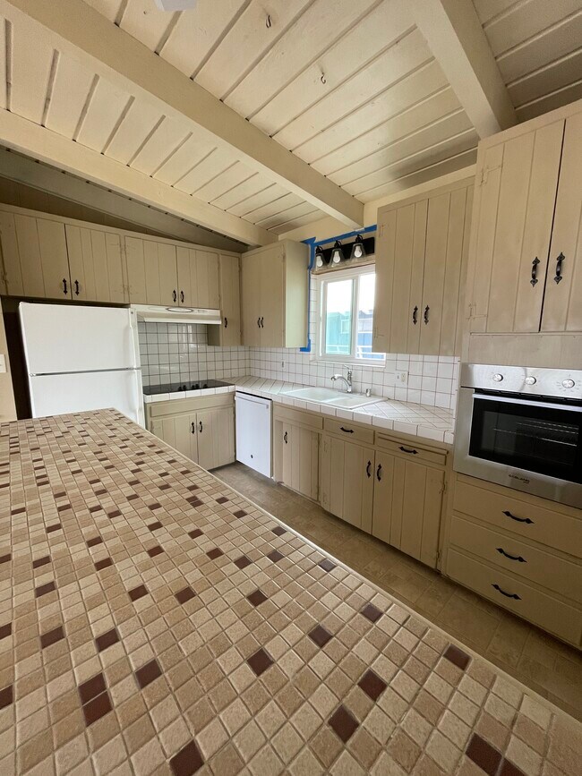 Building Photo - 1482 Seacoast Dr