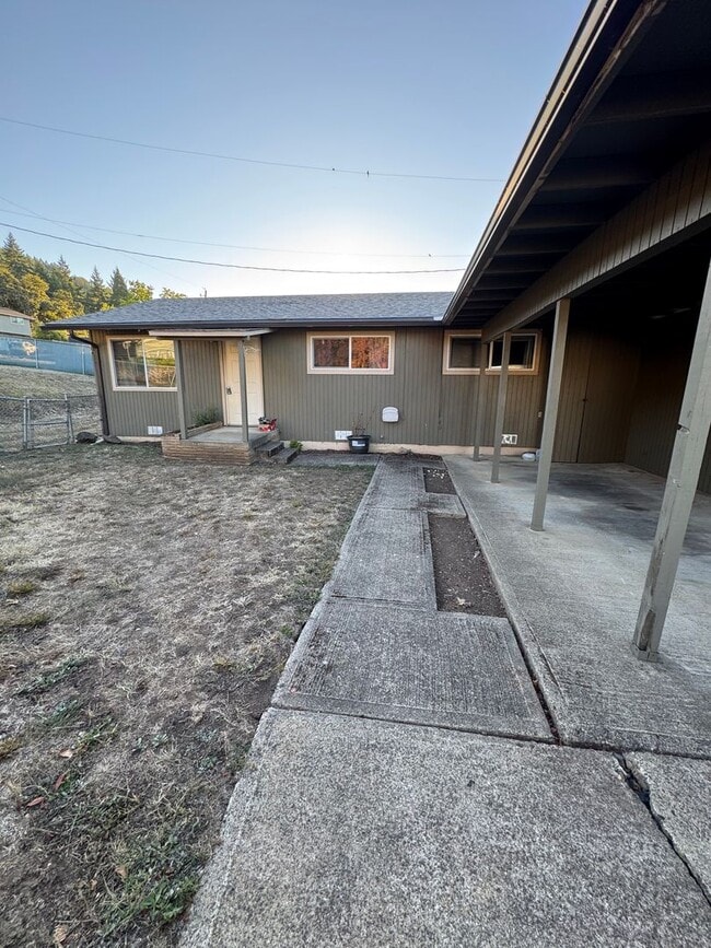 Building Photo - Cozy 3 Bedroom Duplex