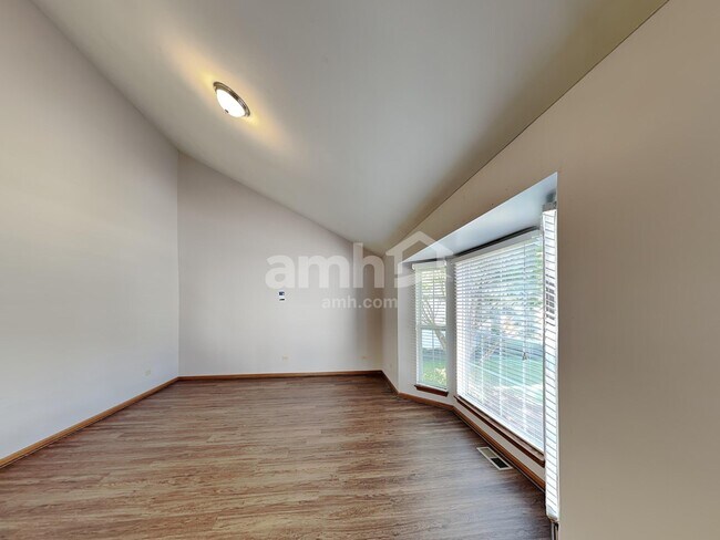 Building Photo - 3911 Brenton Dr