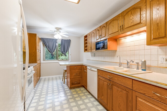 Kitchen with nook area - 913 Knottingham Dr