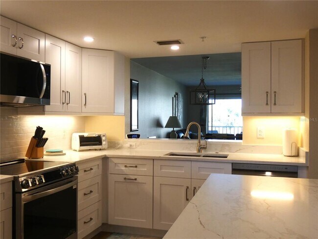 Building Photo - 9320 Clubside Cir