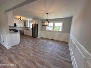 Building Photo - 156 Cliffwood Ave W
