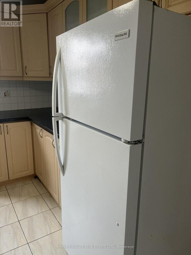 Photo du bâtiment - 916 Bloor St W