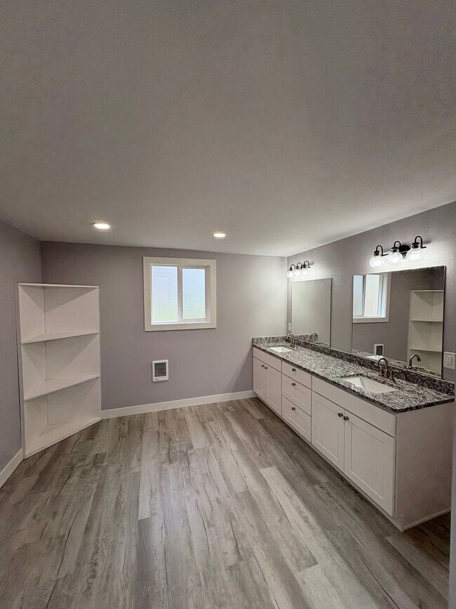 Building Photo - 4 bedroom, 2 bath house located in Downtown Stayton, OR