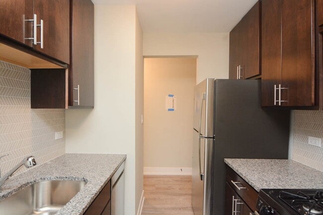 Building Photo - 535 W Surf St