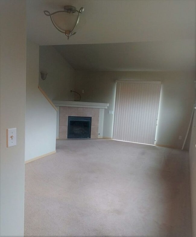 Building Photo - Beautifully Maintained 2 Bedroom Townhome