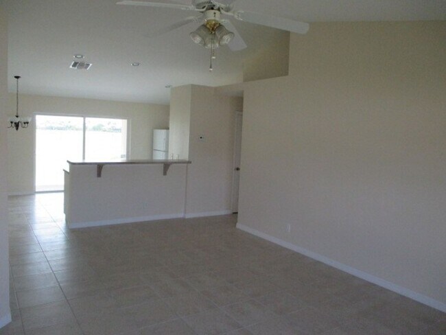 Building Photo - SW Area Home with a Den