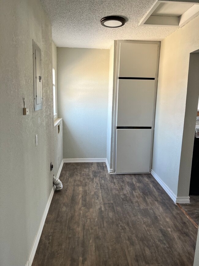 Building Photo - 404 Goliad St