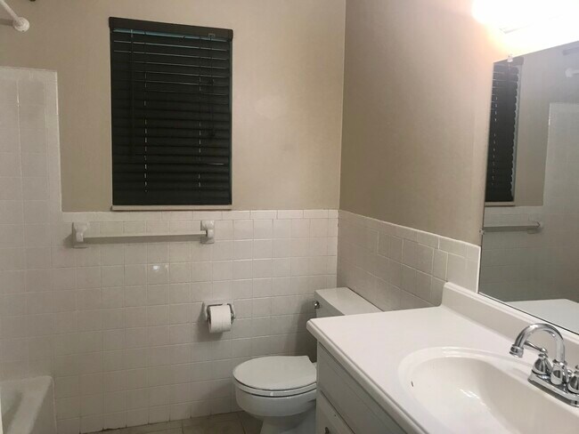 Foto del edificio - 8732 W 70th St