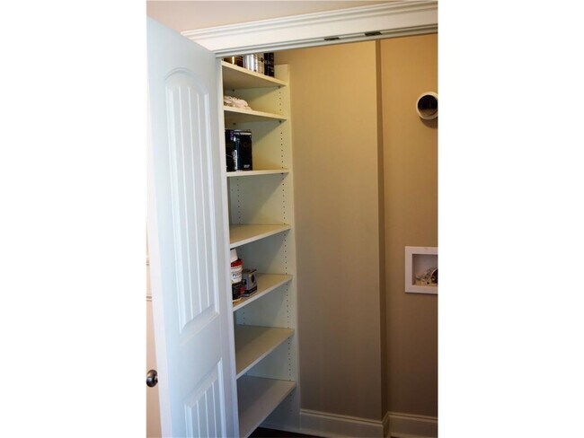 Building Photo - Beautifully Remodeled 3-Bedroom Home Near ...