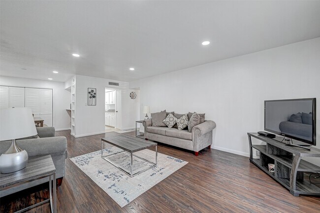 Building Photo - 5863 Inwood Dr