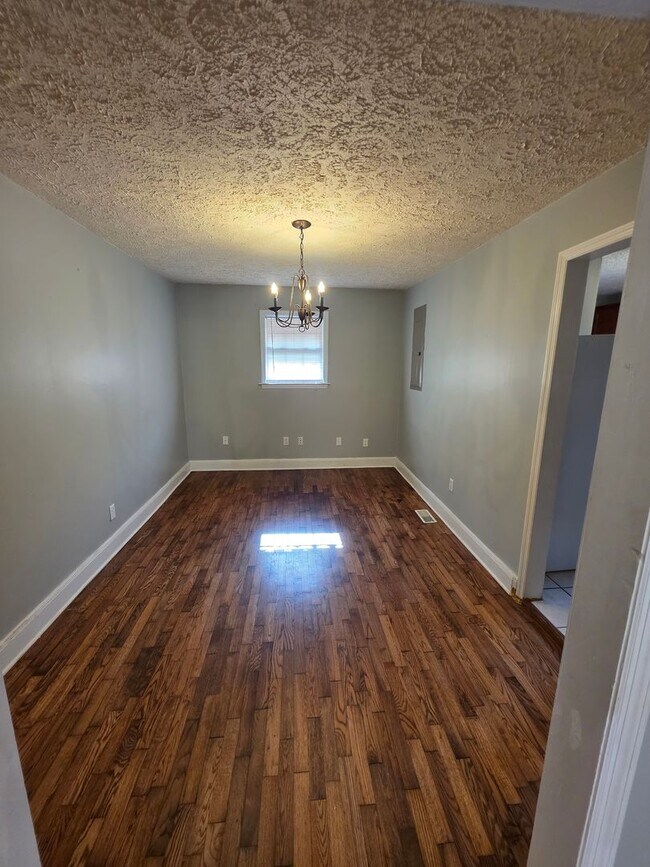 Foto del edificio - SPECIAL: 1st months rent FREE if lease is signed in December: 2 Bedroom 1 Bath House with storage...