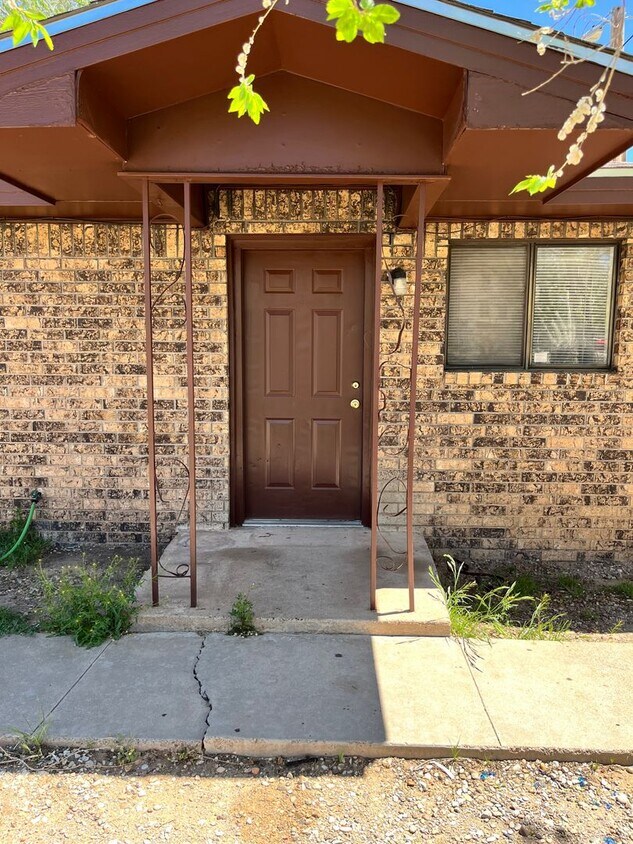 Primary Photo - 1011 W 16th St