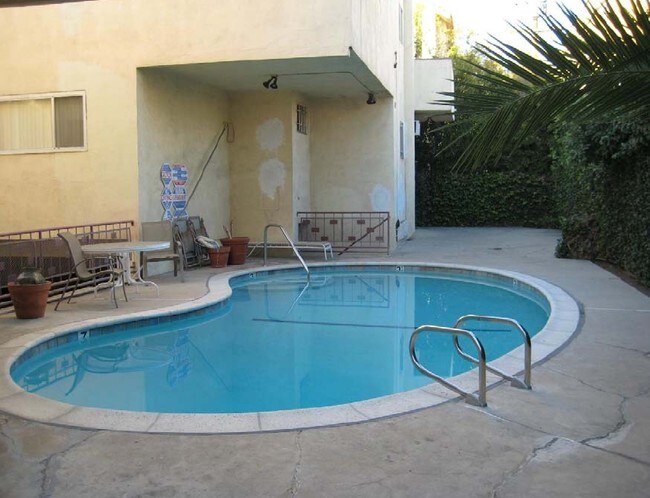 Pool - 924 N Alfred St