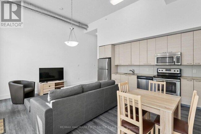 Building Photo - 253 Albert St