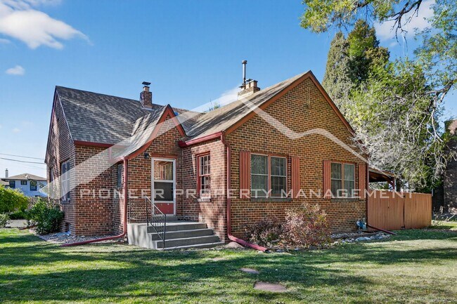 Foto del edificio - Charming Home with Washer/Dryer and Fenced in Yard