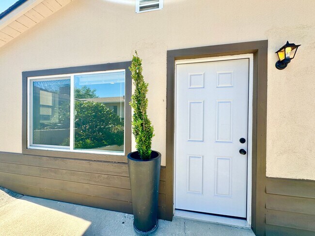 Foto del edificio - Lovely, Newly Renovated, & Fully-Detached Guest Home Unit on Gated and Private Country Property o...