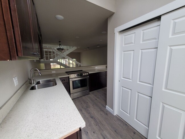 Building Photo - 2 Bed Room 2 Bath 2 Car Garage