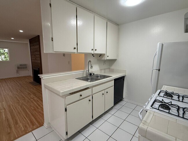 Encimera de cocina, gabinetes y lavavajillas. - 3717 Cardiff Ave