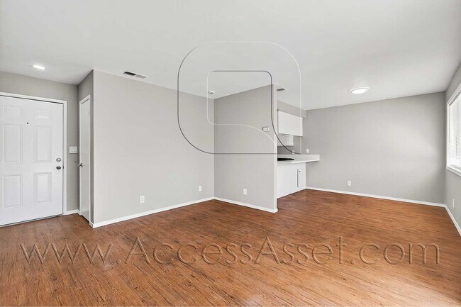 Building Photo - Charming 3 Bed/2 Bath Duplex with Private ...