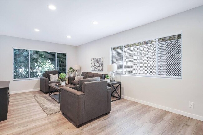 Building Photo - 415 N Oakhurst Dr