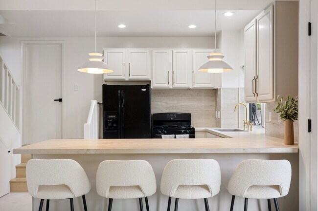 Designer kitchen with travertine counters - 518 Euclid St