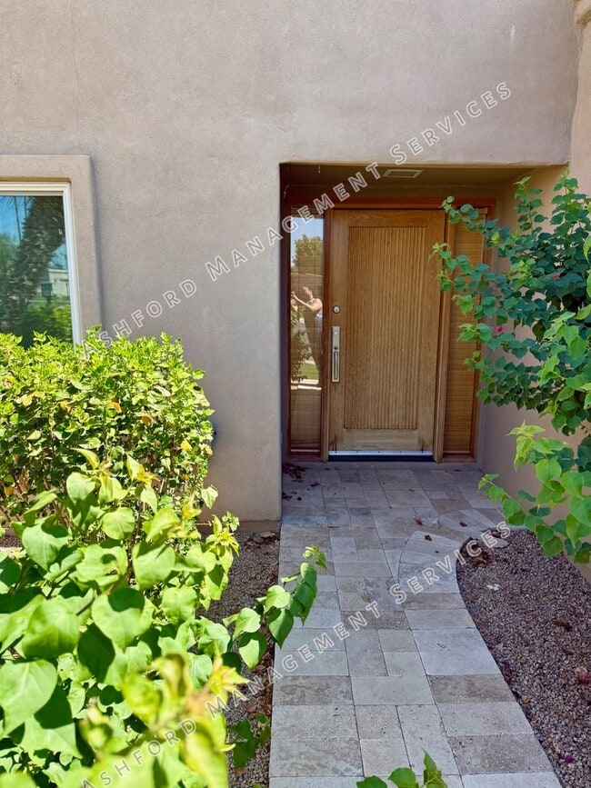 Foto del edificio - 3 BEDROOM 2 BATHROOM HOME RIGHT ON McCORMI...