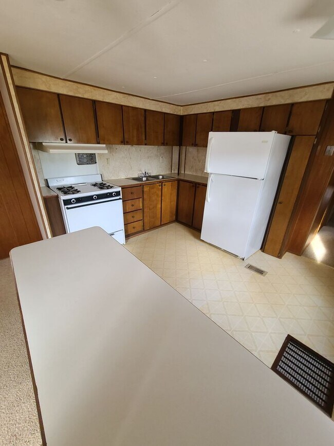 Building Photo - 3 Bedroom Mobile Home in Grandview Plaza