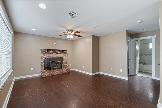 Building Photo - Move in ready now! Tumwater rambler - 2 be...