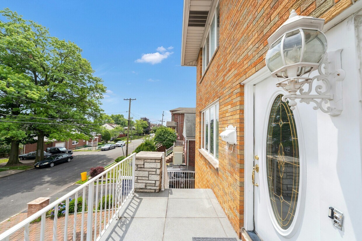 Building Photo - 315 13th St