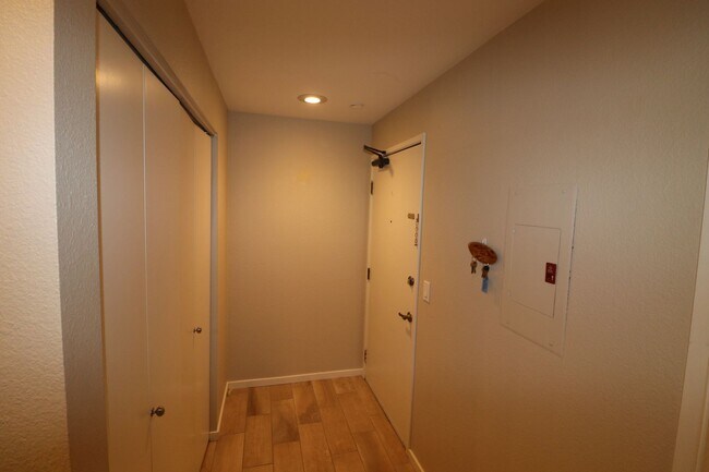 Foto del edificio - Spacious 1 Bed 1 Bath Corner Unit in North...