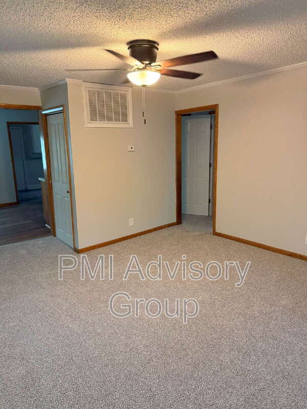Building Photo - 2706 SE Kentucky Ave