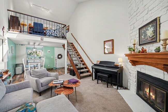 Foto del edificio - Cozy & Spacious 2BR Top-Floor Condo in Lakewood
