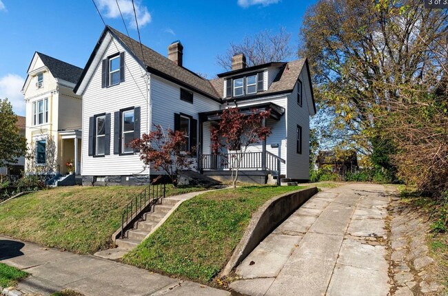 Foto del edificio - Stylish 3-Bed Home with Private Patio, Basement & Off-Street Parking in Cincinnati