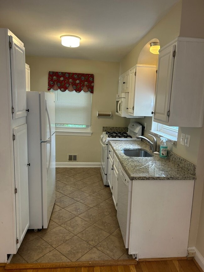 Building Photo - 4br 3Ba Silver Spring Cape Cod