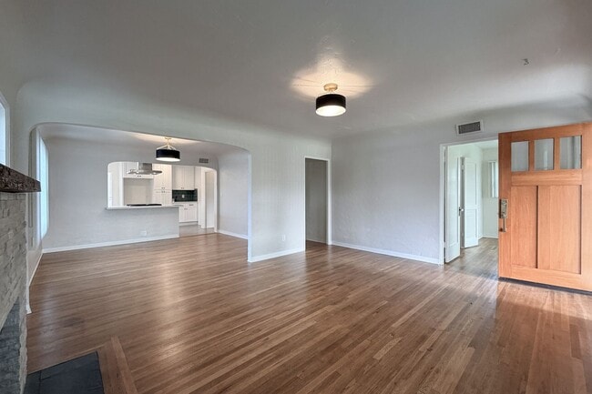 Foto del edificio - 431 Deodar Ave